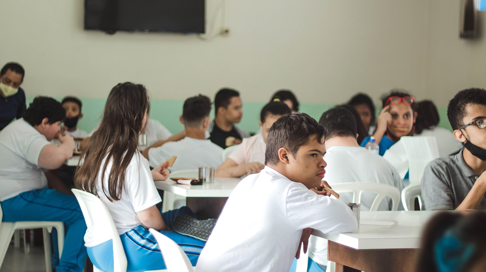 organização não governamental: alunos sentados em um ambiente aberto
