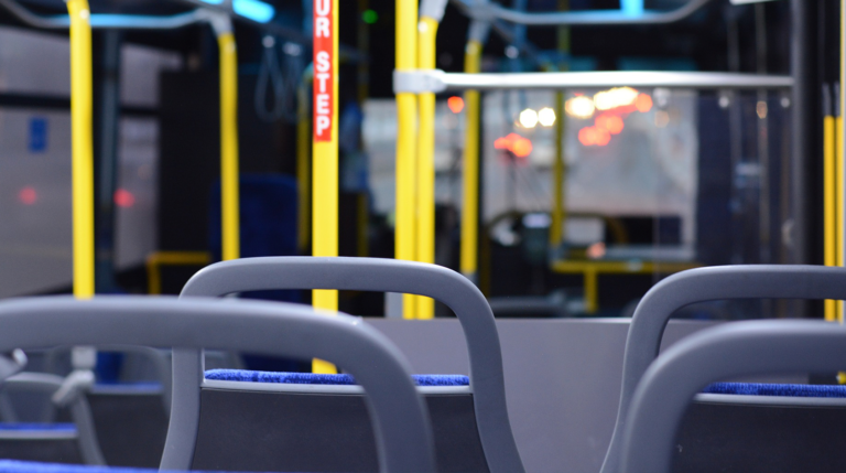 Desembarque seguro: ambiente interno de um ônibus