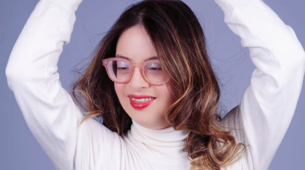 Samanta Quadrado na novela “Um Lugar ao Sol” posa para a foto. Ela tem SÍNDROME DE DOWN
