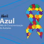 Abril Azul: Na imagem, uma laço colorido que se refere ao autismo e a frase: Abril Azul Mês de Conscientização do Autismo