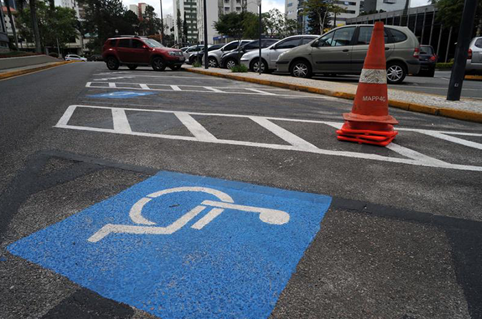 imagem de um estacionamento preferencia a pessoas com deficiência