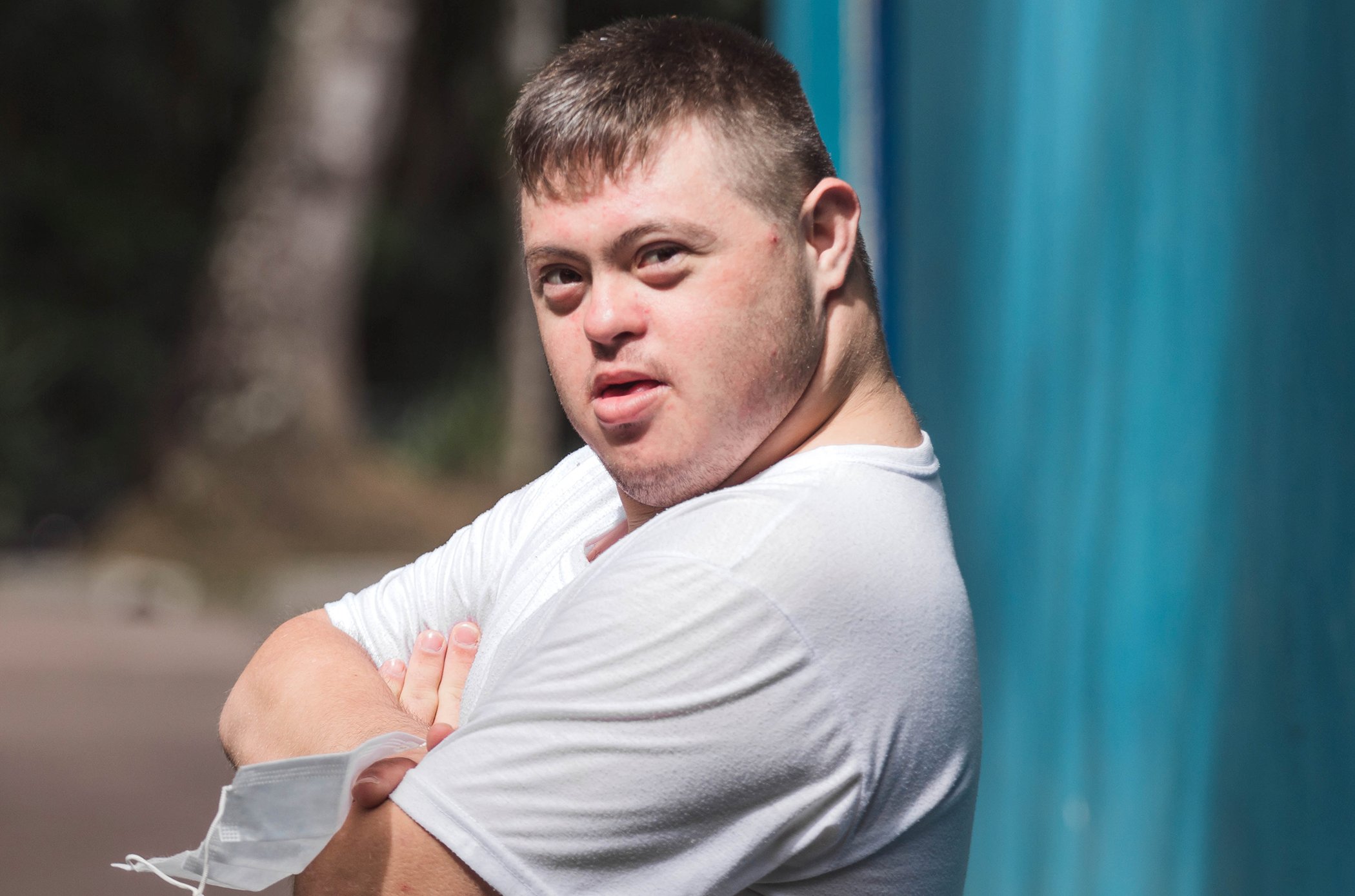 Festa Junina: Aluno com síndrome de Down da Apae Curitiba está no centro da imagem com os braços cruzados