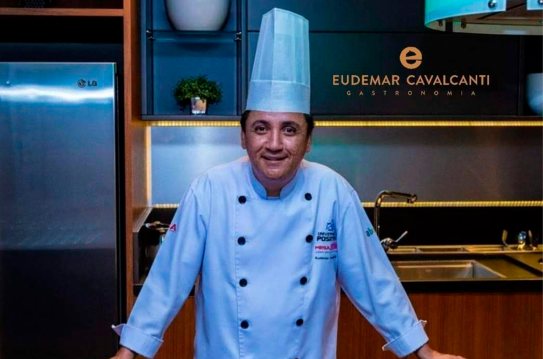 Chef Eudemar Cavalcanti posa para a foto
