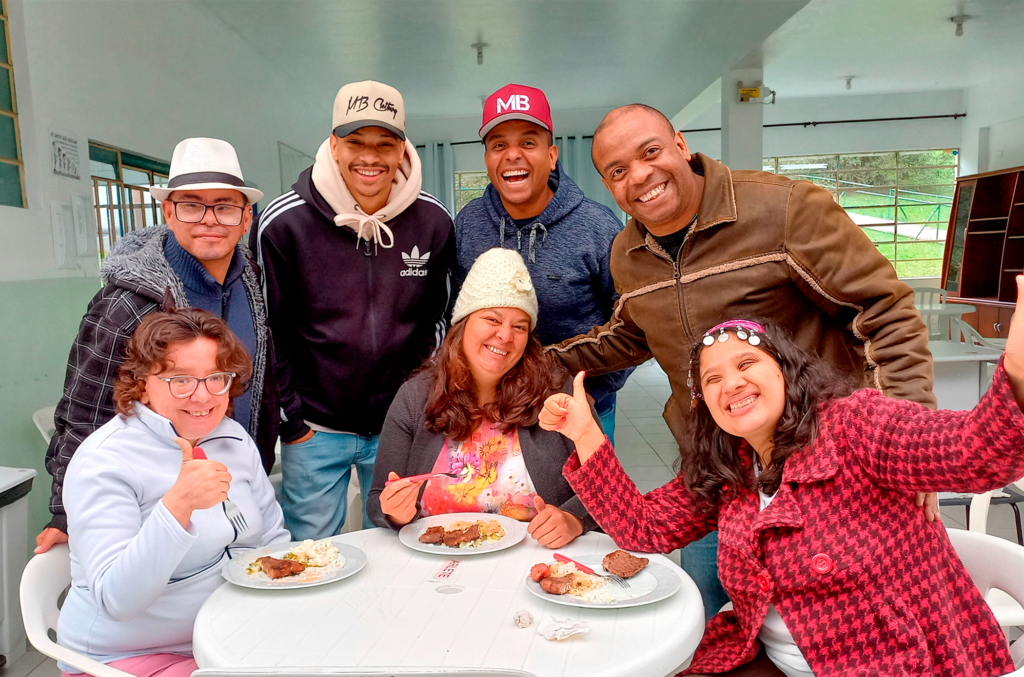 Na foto aparece o grupo Contradição juntamente com os alunos da Apae
