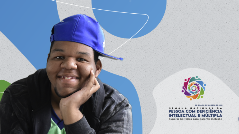 Uma imagem da Apae Brasil: no lado esquerdo um menino, com um boné azul, apoiado no braço. No canto inferior direito a logo da Semana Nacional da Pessoa com deficiência intelectual e múltipla de 2022