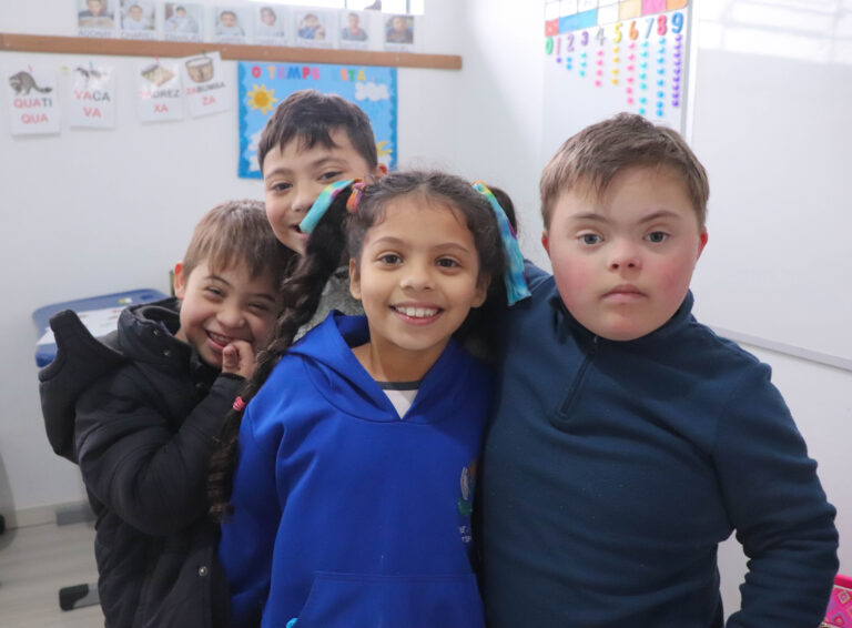 Estudantes da escola luan muller se abraçam para a foto