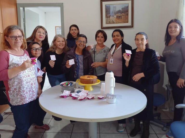 Outubro Rosa: Mães sociais da Apae Curitiba recebem orientações de prevenção ao câncer de mama