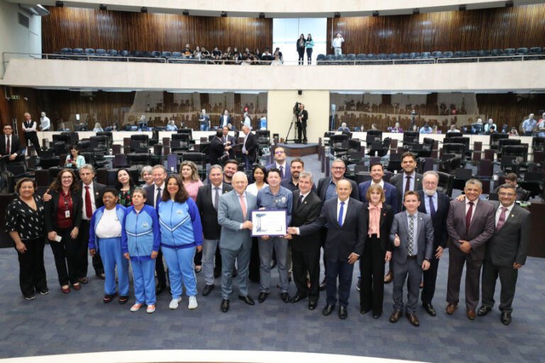 Assembleia homenageia os 60 anos da APAE Curitiba