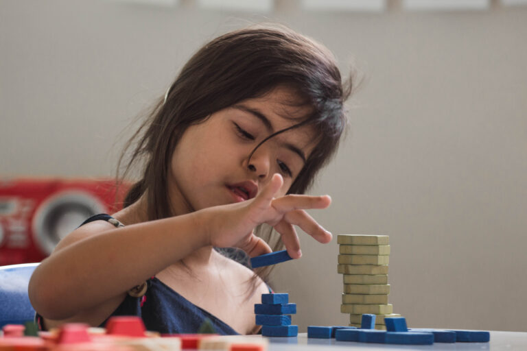 Método Denver desenvolve as competências cognitivas e sociais das crianças com deficiência intelectual