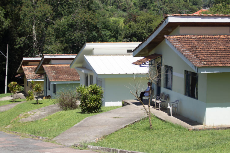 Passeios e atividades físicas melhoram o dia a dia dos residentes das Casas Lar