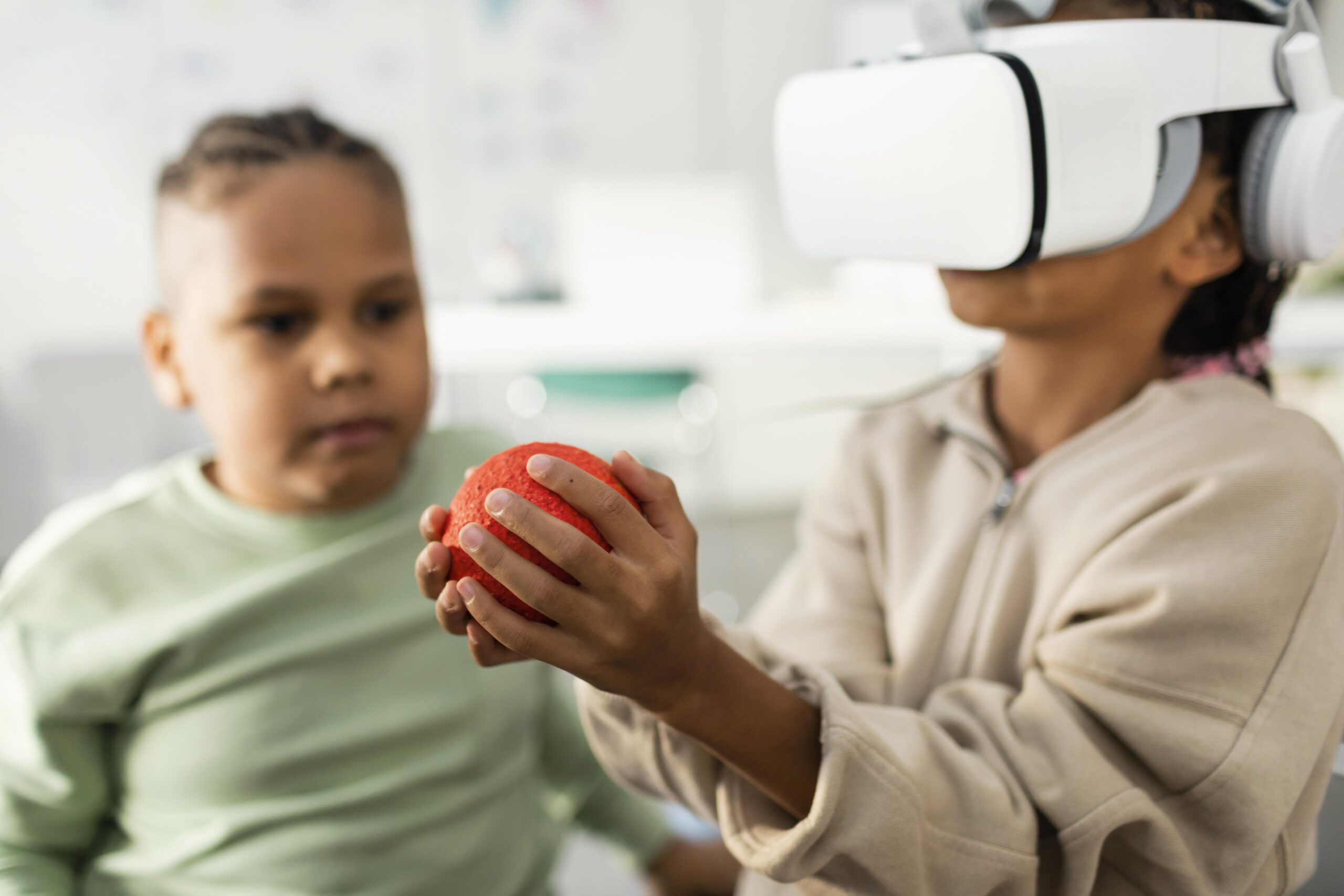 Gameterapia - imagem de uma criança negra e uma mulher adulta utilizando óculos de tratamento